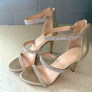 Kelly&Katie Courtnee2, Size 6, Gold with rhinestones. Barely worn.